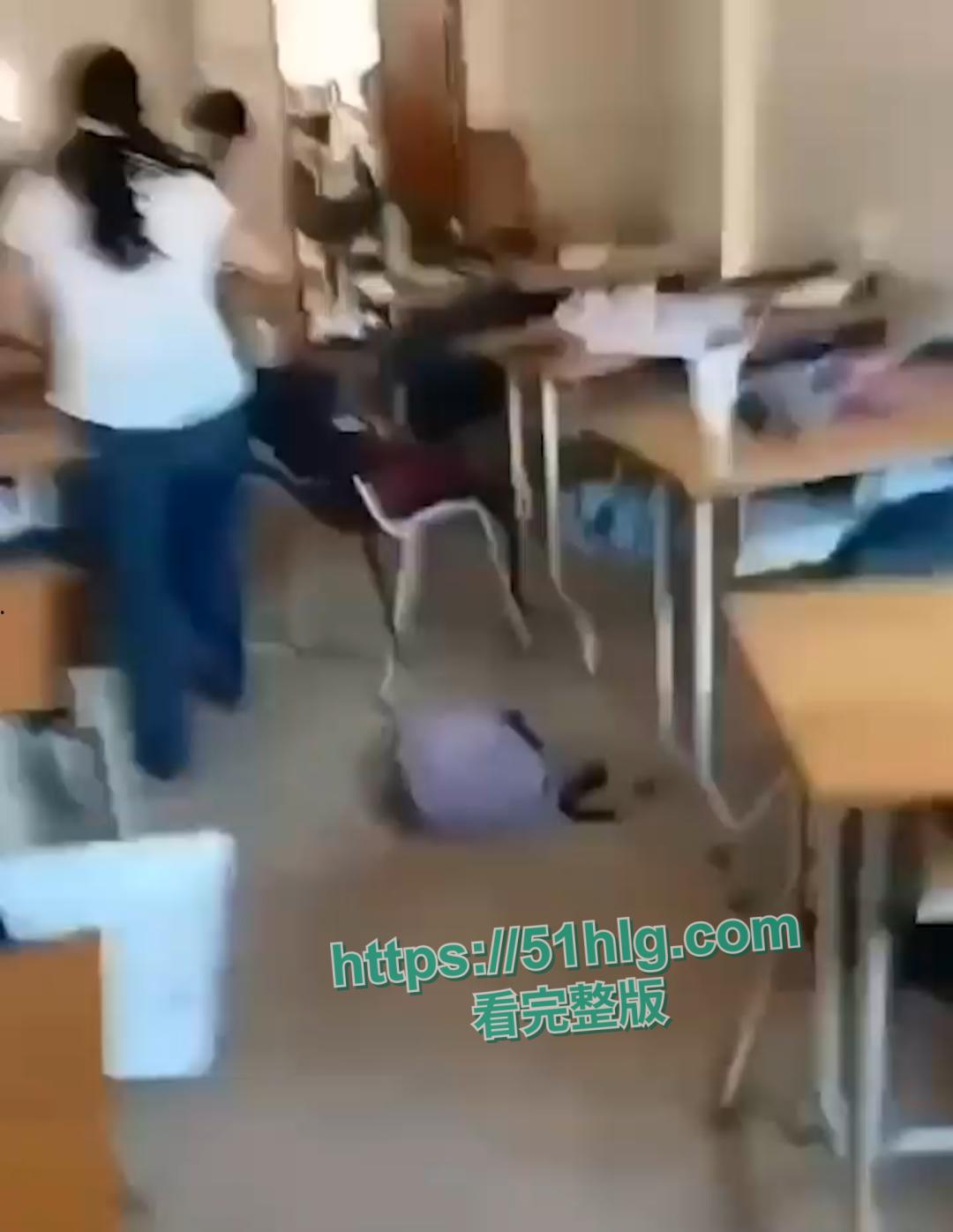 国外大瓜!校园教室内惊现血案,男子疯狂捅刺女同学数十刀,现场无人敢制止的可怕一幕-7