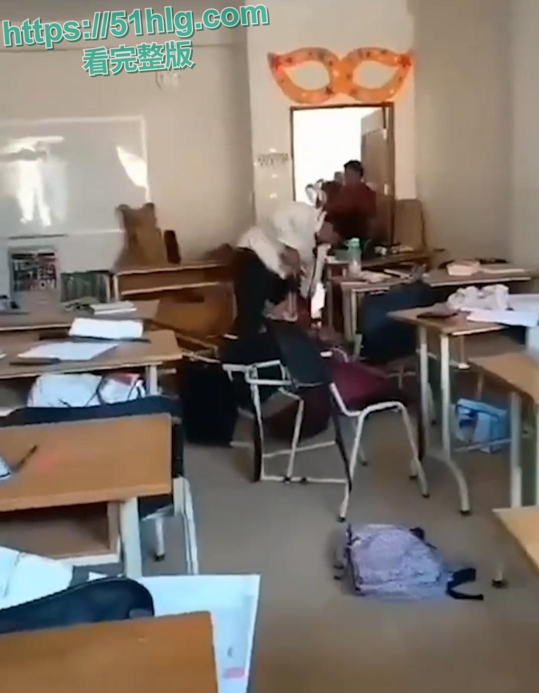 国外大瓜!校园教室内惊现血案,男子疯狂捅刺女同学数十刀,现场无人敢制止的可怕一幕-8