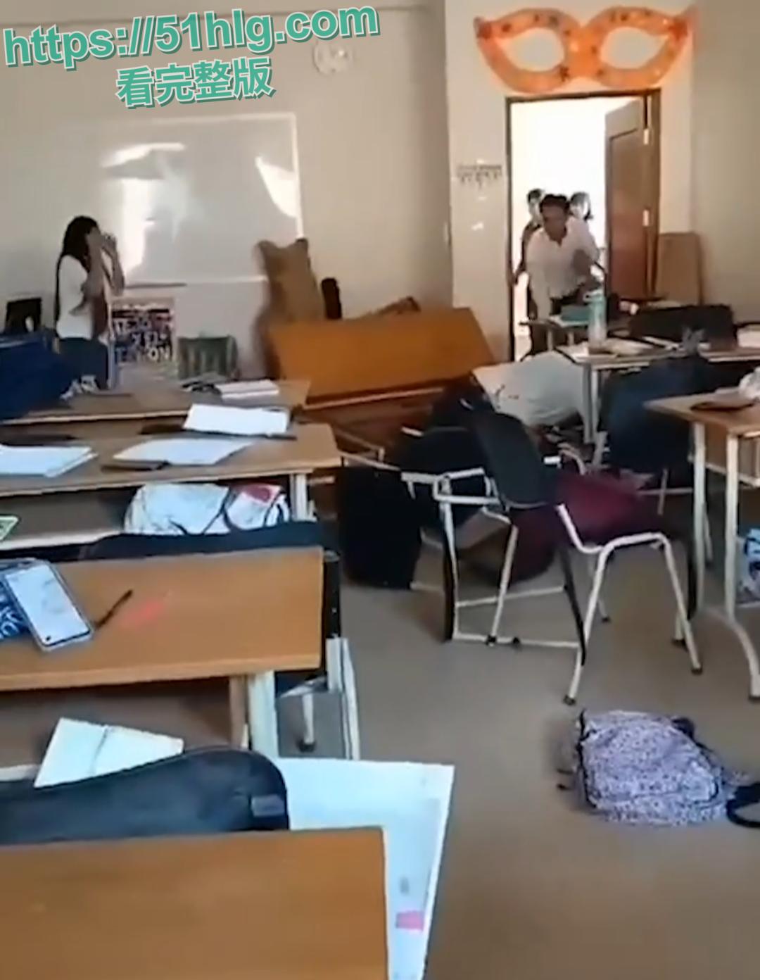 国外大瓜!校园教室内惊现血案,男子疯狂捅刺女同学数十刀,现场无人敢制止的可怕一幕-9