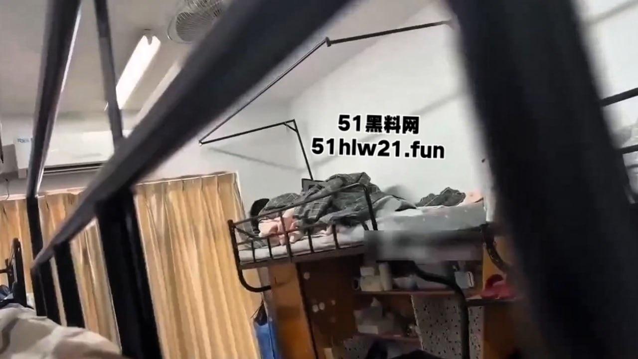 嘉兴学院瓜友偷拍,室友带女友回寝室偷偷在床上啪啪做爱,偷拍后将两人曝光。-3