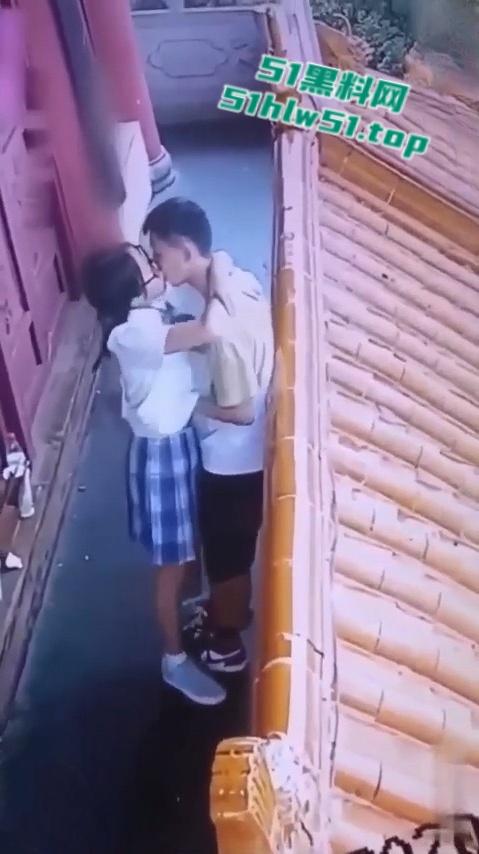 河南实验中学校服眼镜女柯晗星事件,因跟男友监控下偷情,被保安视频威胁开房数十次,最后视频曝光。-5