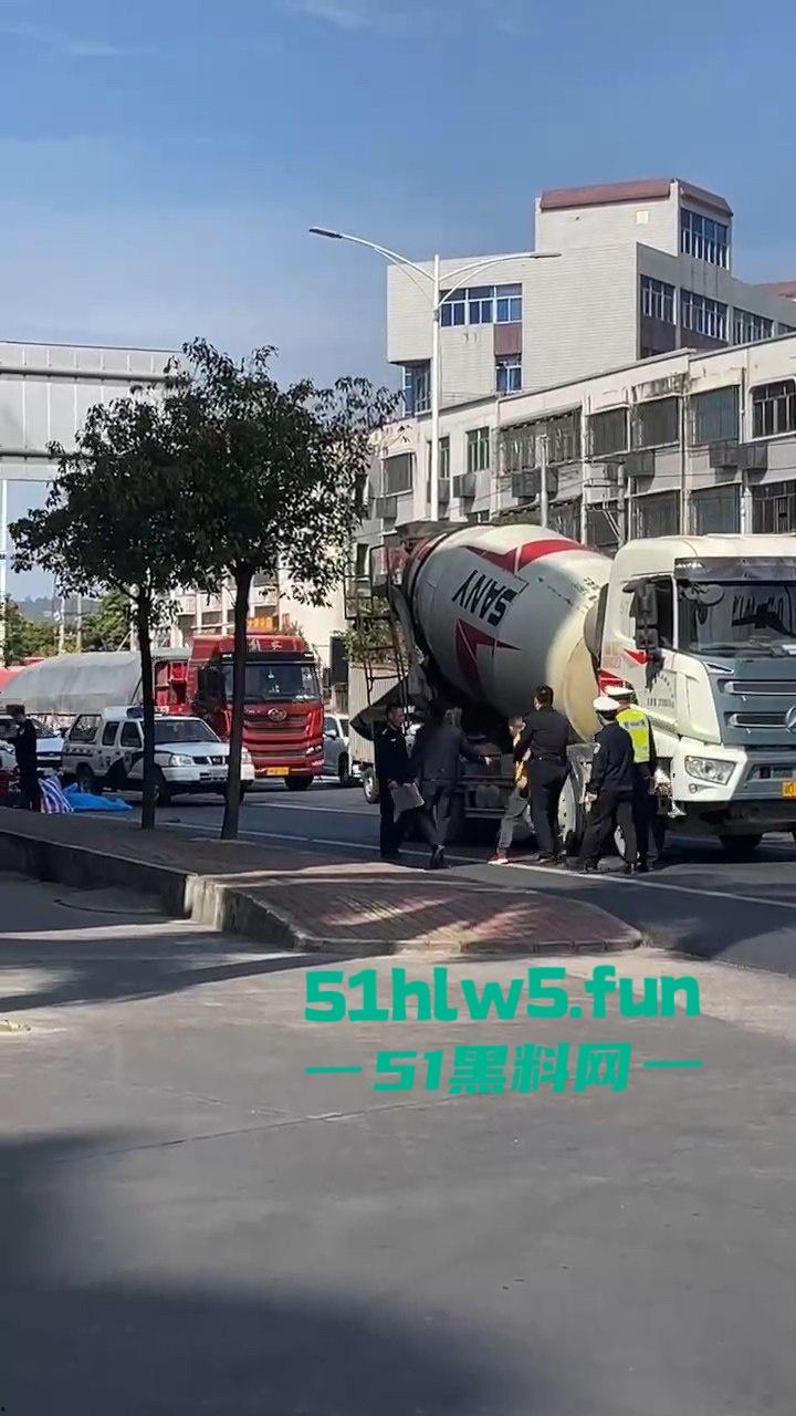 汕头市突发惨烈车祸!妙龄妹遭渣土车碾压头而过当场爆浆,场面惨不忍睹。-3