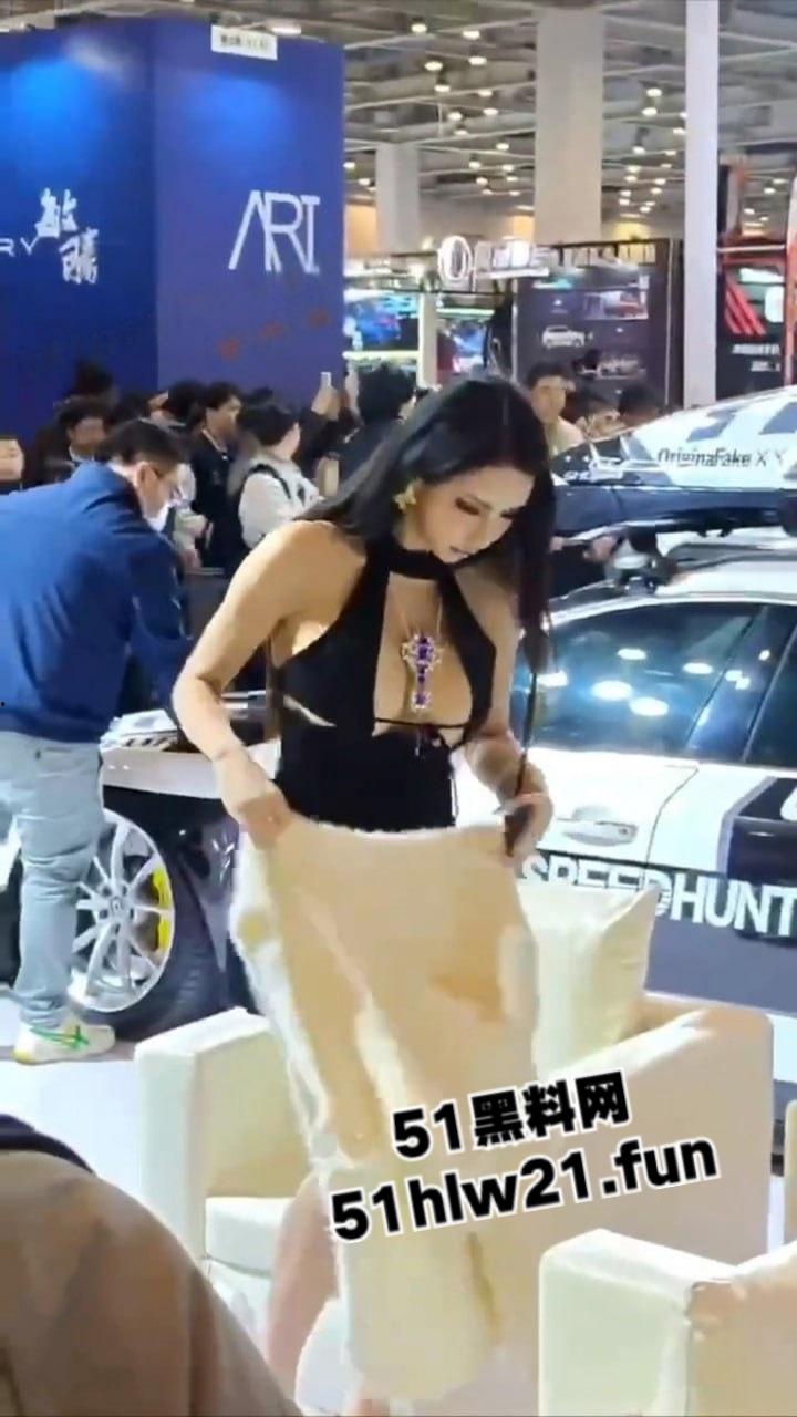 瓜友偷拍车展模特,高颜值F罩杯性感女神竟勒不住奶,走光一幕被瓜友偷拍疯传。-3