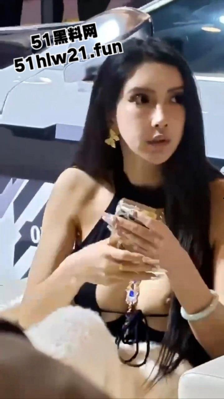 瓜友偷拍车展模特,高颜值F罩杯性感女神竟勒不住奶,走光一幕被瓜友偷拍疯传。-4
