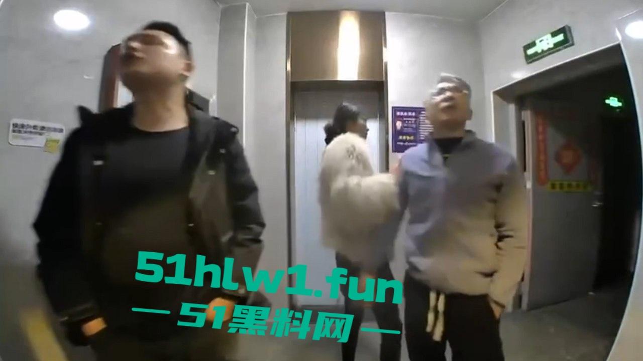 黑社会催债跑错楼层，错把无辜居民当成欠钱老赖狂踹家门，猫眼实拍监控曝光跟恐怖片似的！-2