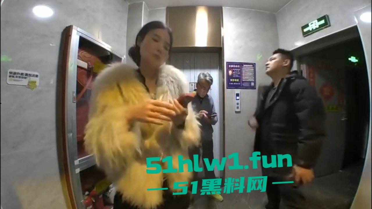 黑社会催债跑错楼层，错把无辜居民当成欠钱老赖狂踹家门，猫眼实拍监控曝光跟恐怖片似的！-5