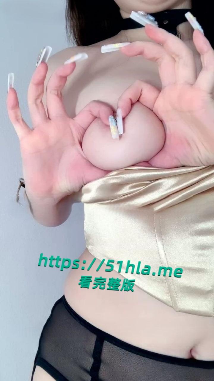 极品高颜值网黄【童话女神】直播公厕露出，情趣内衣美乳嫩穴诱惑，跳蛋自慰到淫水狂流！-6