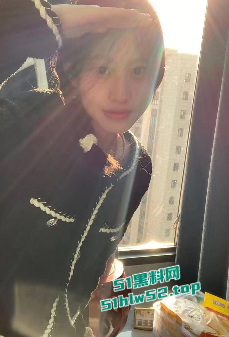 性感人妻少妇【小楼】穿着黑丝高跟被炮友各种体位抽插爆操，伴随着荡妇的淫叫，射到她的丝袜玉足上！-1