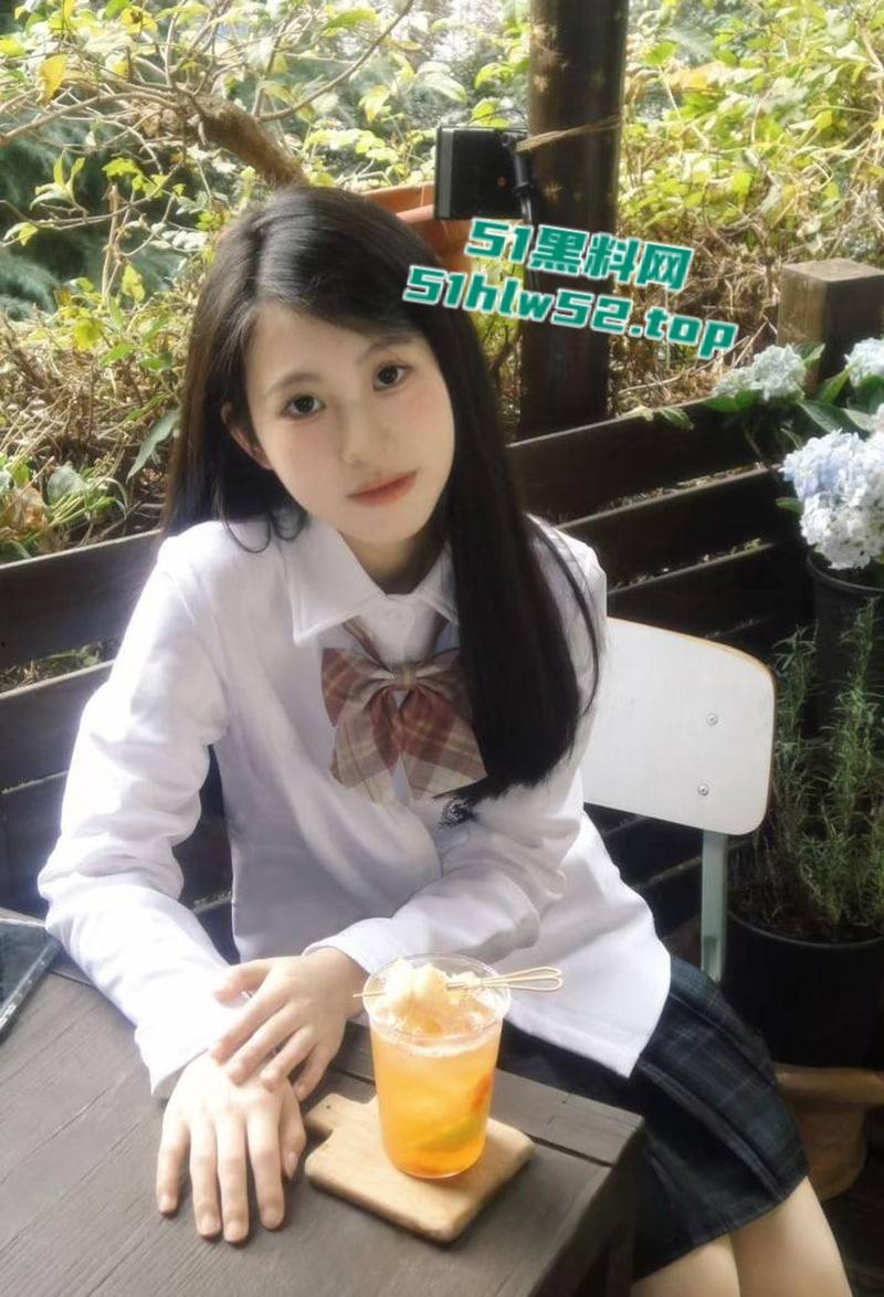 性感人妻少妇【小楼】穿着黑丝高跟被炮友各种体位抽插爆操，伴随着荡妇的淫叫，射到她的丝袜玉足上！-3