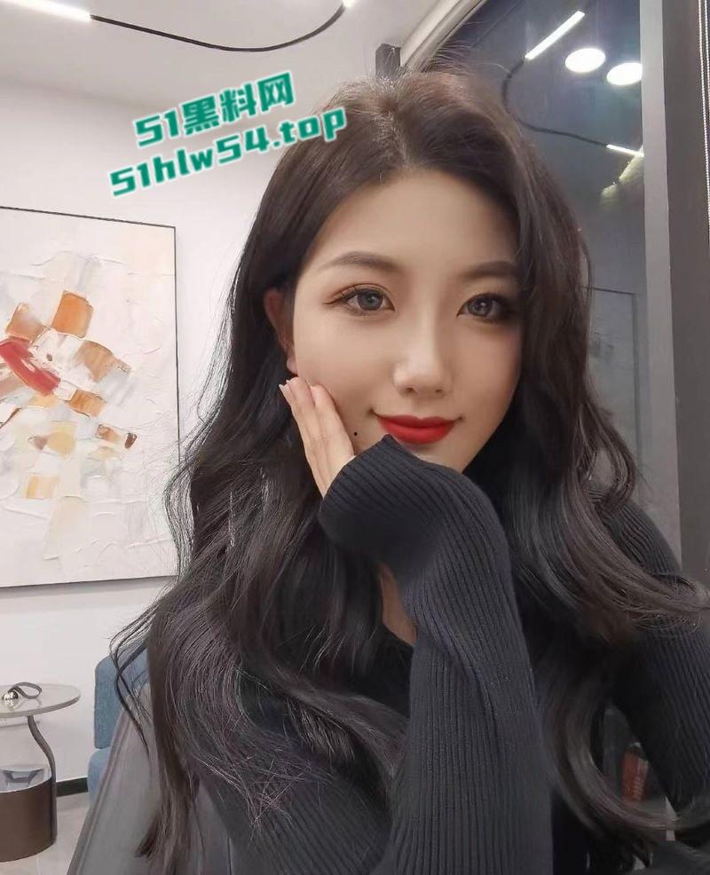 思域富婆【刘雯雯】高价约饭事件,聊天记录视频炫耀遭曝光,富婆情趣透明内裤下淫水泛滥被猛操呻吟连连!-1