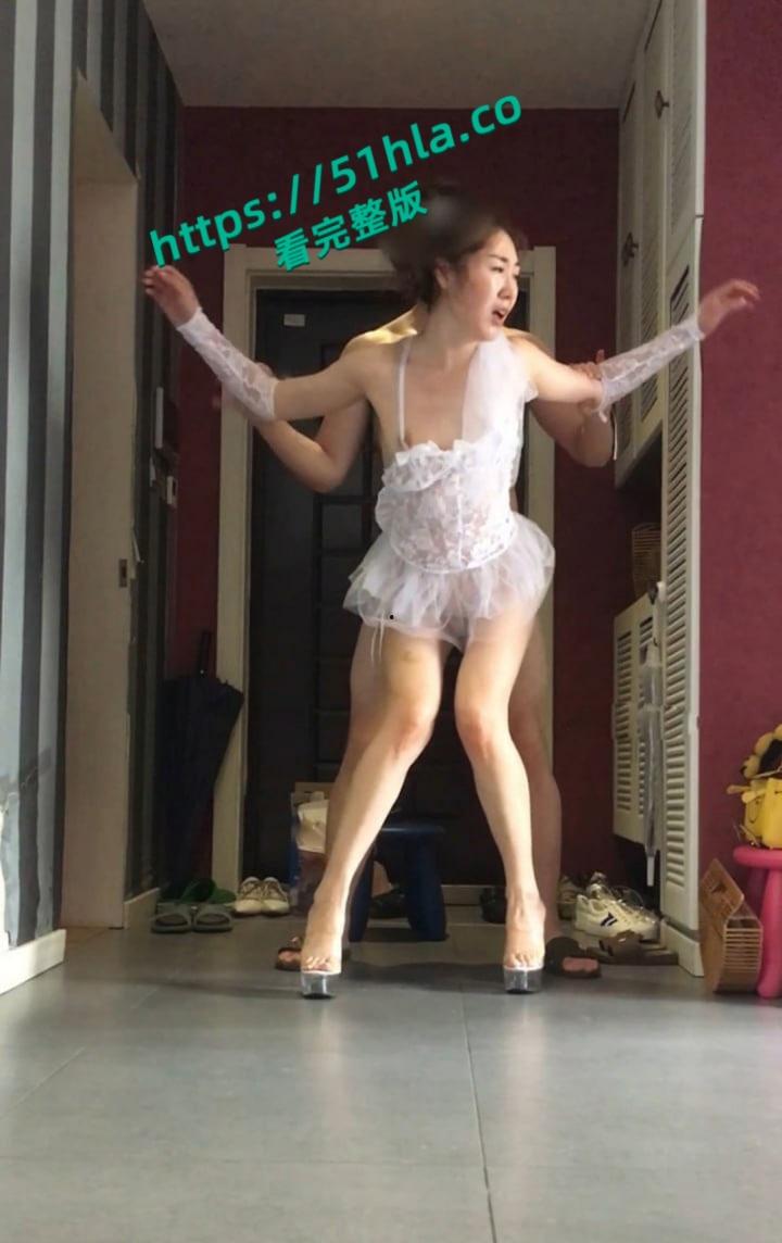 东北大庆哥门前狂干气质骚妻，透明蕾丝婚纱站立爆操花芯，全程高能淫叫不断！-5