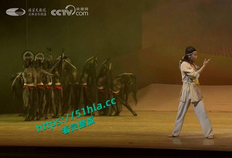 央视网直播经典舞剧【大梦敦煌】惊现露乳装，飞天神女纱裙薄透，近乎赤裸美乳全露，高雅艺术变人体秀！-2