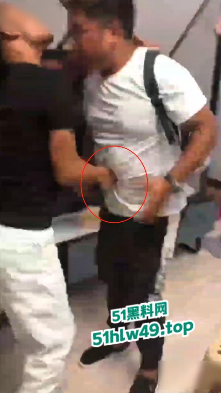 实拍朋友吵架捅刺现场,持刀威胁不服不忿结果大哥说捅就捅,这一刀扎老实了吧!-5