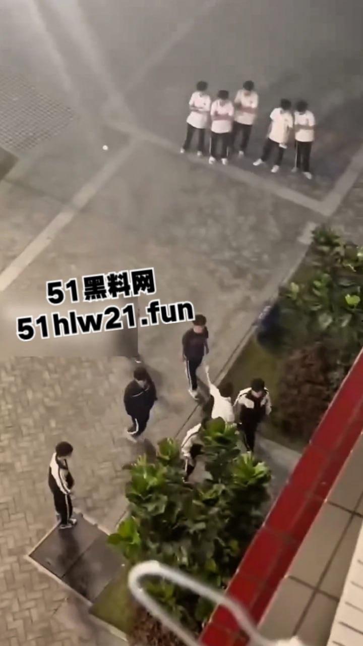 小电影情节照进现实,高中生把同学母亲给操怀孕,儿子知道后直接在学校打起来了!-8