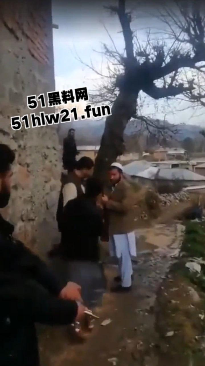 巴基斯坦爆头事件，村民体验刚到的手枪结果遭猪队友走火爆头，男子当场去世。-2