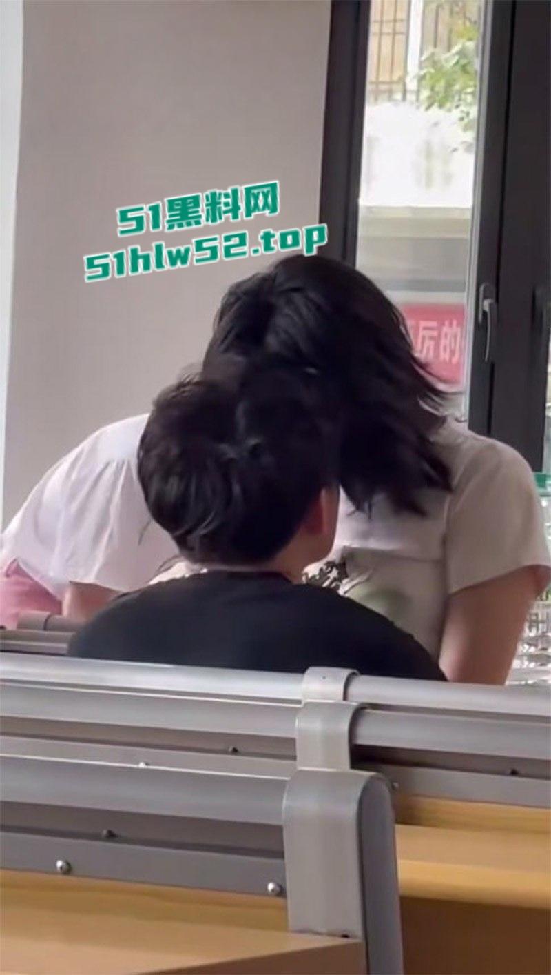 校园课堂情侣公然做爱，无视周围同学眼光主动上位骑乘，饥渴难耐事后一脸淫荡得到满足。-1