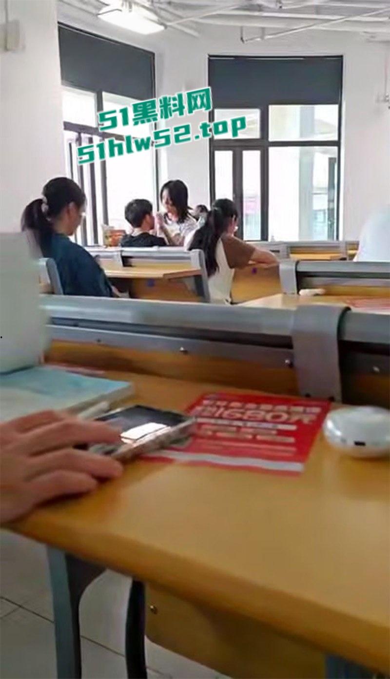 校园课堂情侣公然做爱，无视周围同学眼光主动上位骑乘，饥渴难耐事后一脸淫荡得到满足。-2