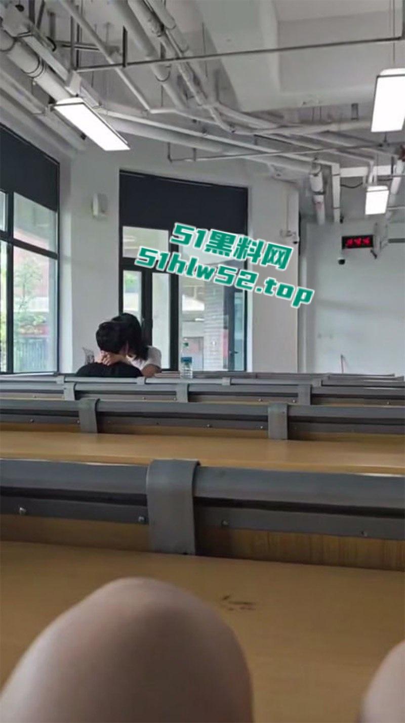 校园课堂情侣公然做爱，无视周围同学眼光主动上位骑乘，饥渴难耐事后一脸淫荡得到满足。-3