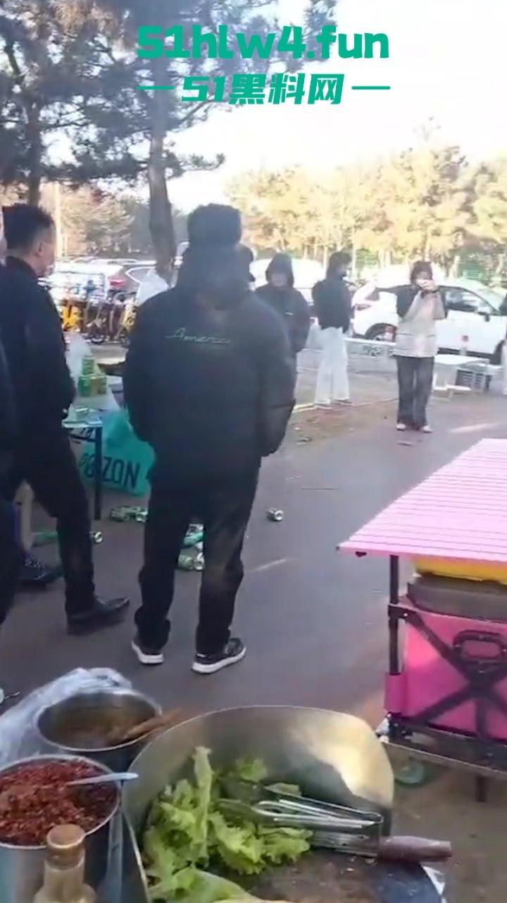 平民夫妻俩于日照航海工程职业学院门口摆摊，不明人物掀摊找事现场视频，实在可恶！-1