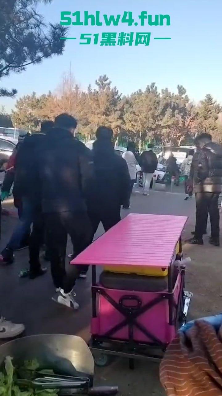 平民夫妻俩于日照航海工程职业学院门口摆摊，不明人物掀摊找事现场视频，实在可恶！-4