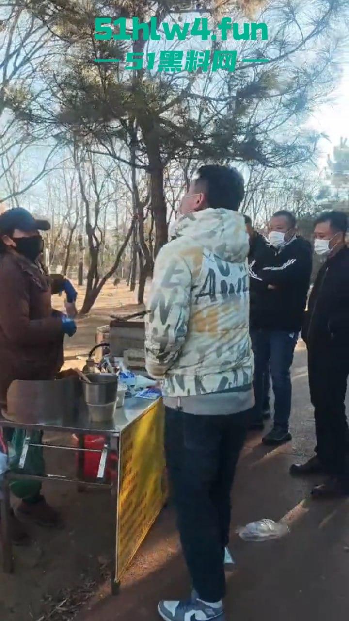 平民夫妻俩于日照航海工程职业学院门口摆摊，不明人物掀摊找事现场视频，实在可恶！-6