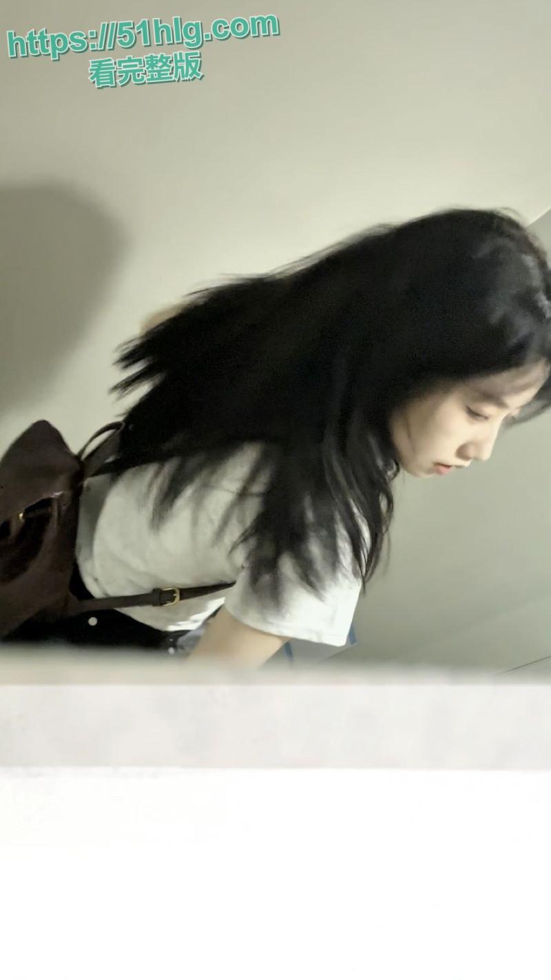 【武汉】高校高颜值大二舞蹈生厕所惊魂 近距离偷拍 嫩逼滴水洞口大开 女主怒踢门狂喊抓贼 场面火爆异常-5