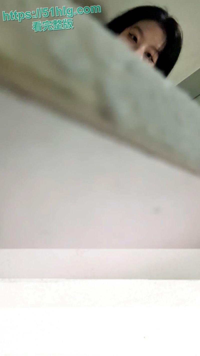 【武汉】高校高颜值大二舞蹈生厕所惊魂 近距离偷拍 嫩逼滴水洞口大开 女主怒踢门狂喊抓贼 场面火爆异常-6