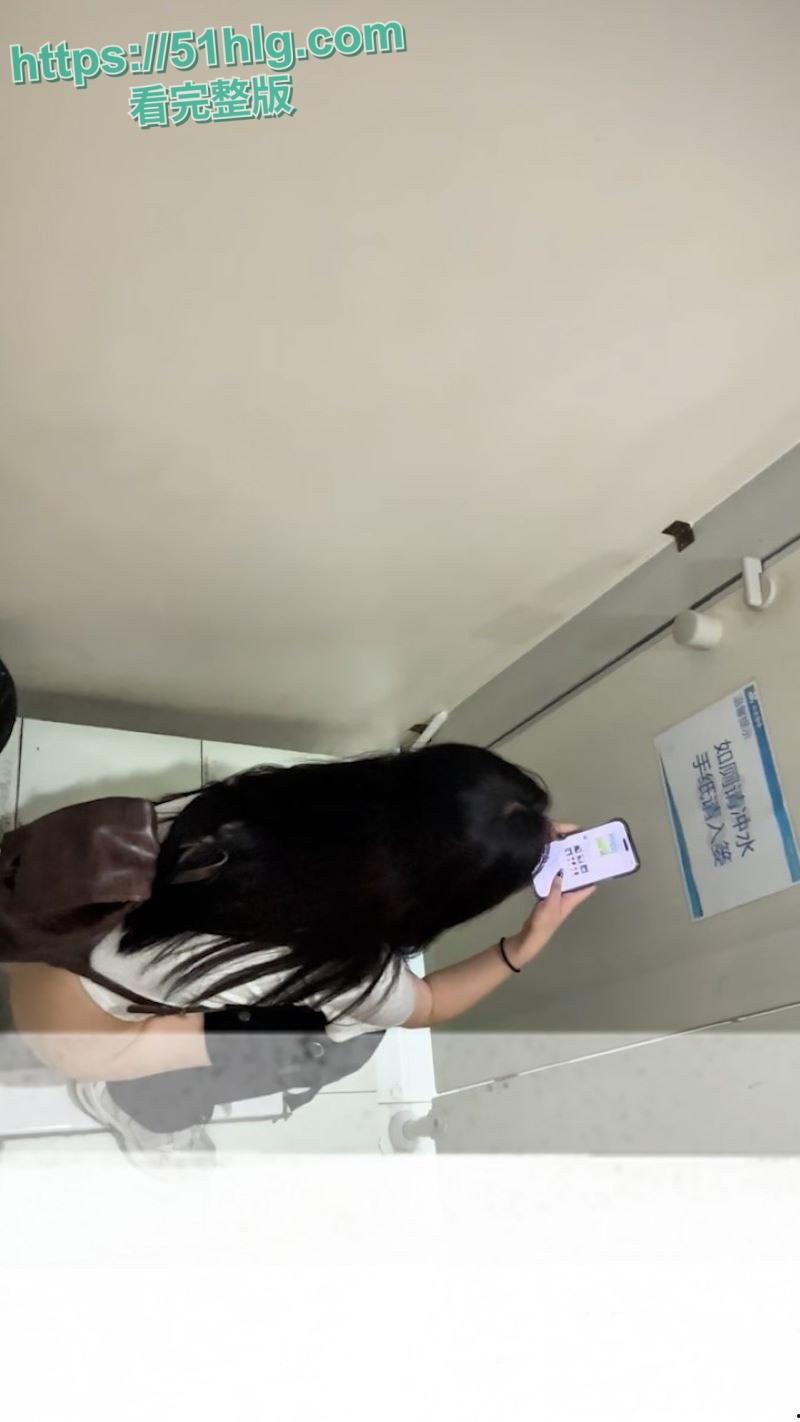 【武汉】高校高颜值大二舞蹈生厕所惊魂 近距离偷拍 嫩逼滴水洞口大开 女主怒踢门狂喊抓贼 场面火爆异常-8