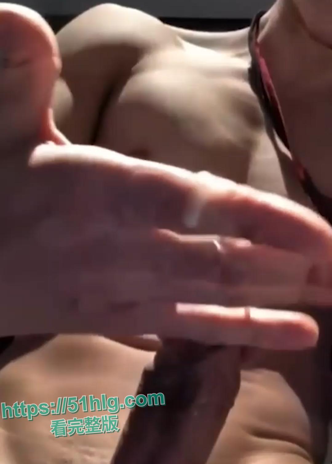 【辽宁】抖音人气网红【友哥】墨镜撸管视频外流 腹肌身材超吸睛 镜头前骚气实足,大屌让众多富婆疯狂-6