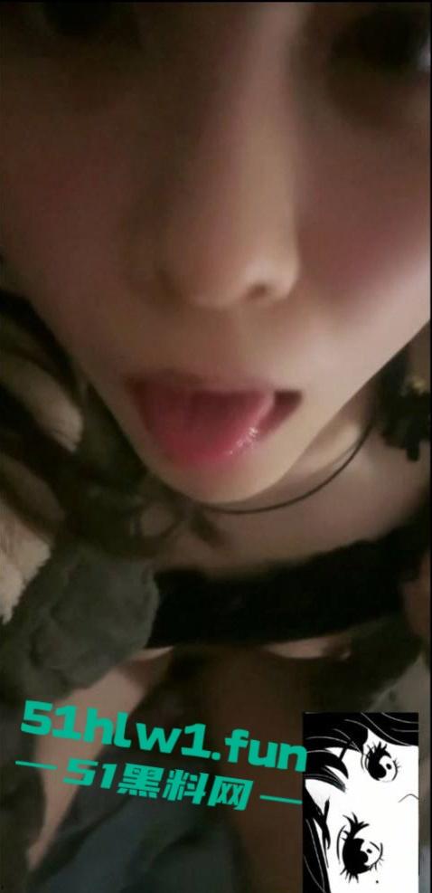 湖南长沙反差女大学生【刘子玥】 soul上撩骚约炮视频裸聊，隔着镜头伸出舌头接网友精液。-2