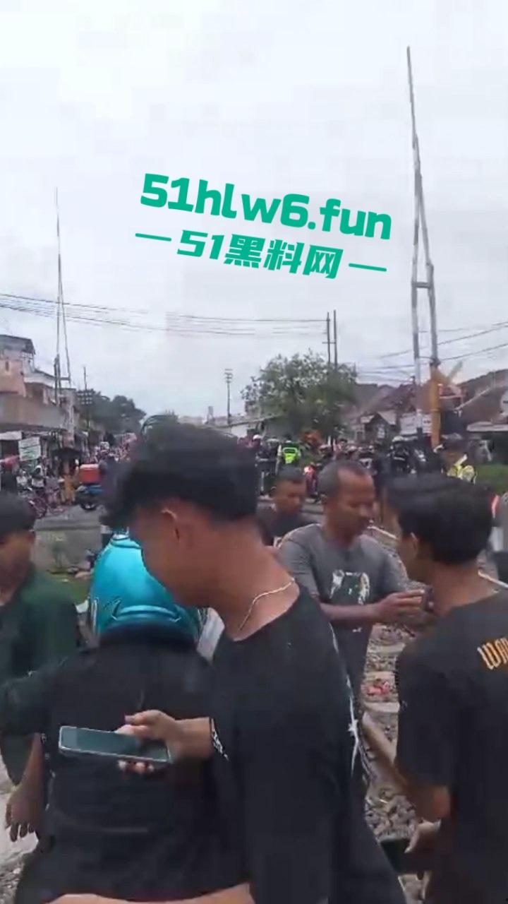 印度三哥作死现场,打横市男子一边玩游戏一边过火车道,结果遭遇货车碾压拖行100多米当场死亡。-3