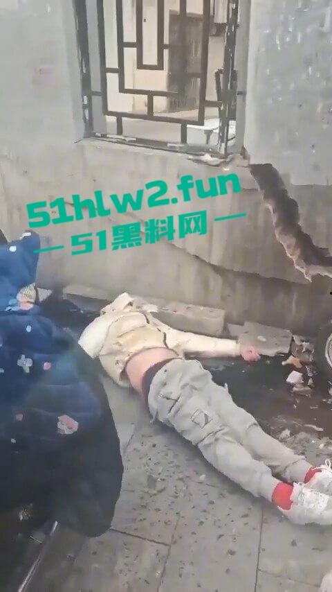 长沙惊现亡命司机,曙光中路地铁站汽车闯红灯狂撞行人,现场鸡飞狗跳司机是真疯了?-1