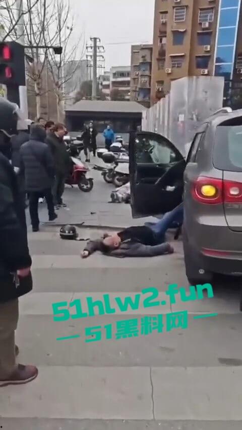长沙惊现亡命司机,曙光中路地铁站汽车闯红灯狂撞行人,现场鸡飞狗跳司机是真疯了?-4