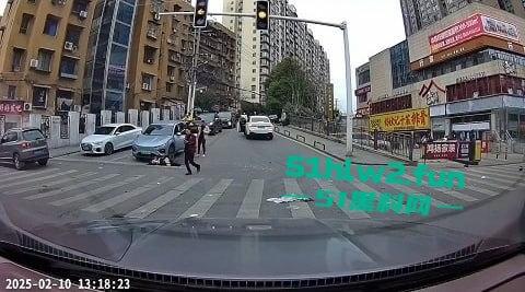 长沙惊现亡命司机,曙光中路地铁站汽车闯红灯狂撞行人,现场鸡飞狗跳司机是真疯了?-6