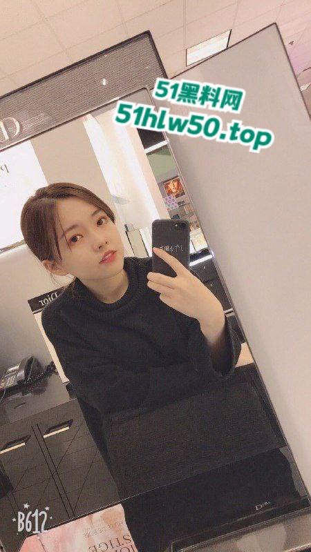 微博梨甜姨，加拿大清纯甜妹留学生【李天宜】跟男友性爱视频流出，跪在地上舔着大勾八被无套内射！-9