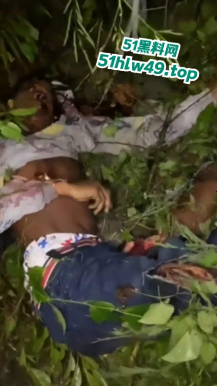 血腥恐怖,非洲南部车祸乡间公路步行,司机未看清路况当场将撞飞路人,手脚全断死相极其残忍。-4