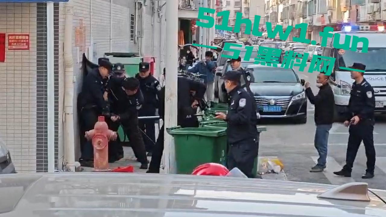 广东揭阳无业男子持刀示威被防暴警察当街擒拿 成功把自己送进局子 年夜饭有着落了!-4