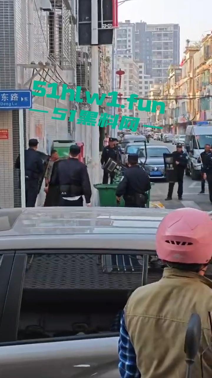 广东揭阳无业男子持刀示威被防暴警察当街擒拿 成功把自己送进局子 年夜饭有着落了!-7