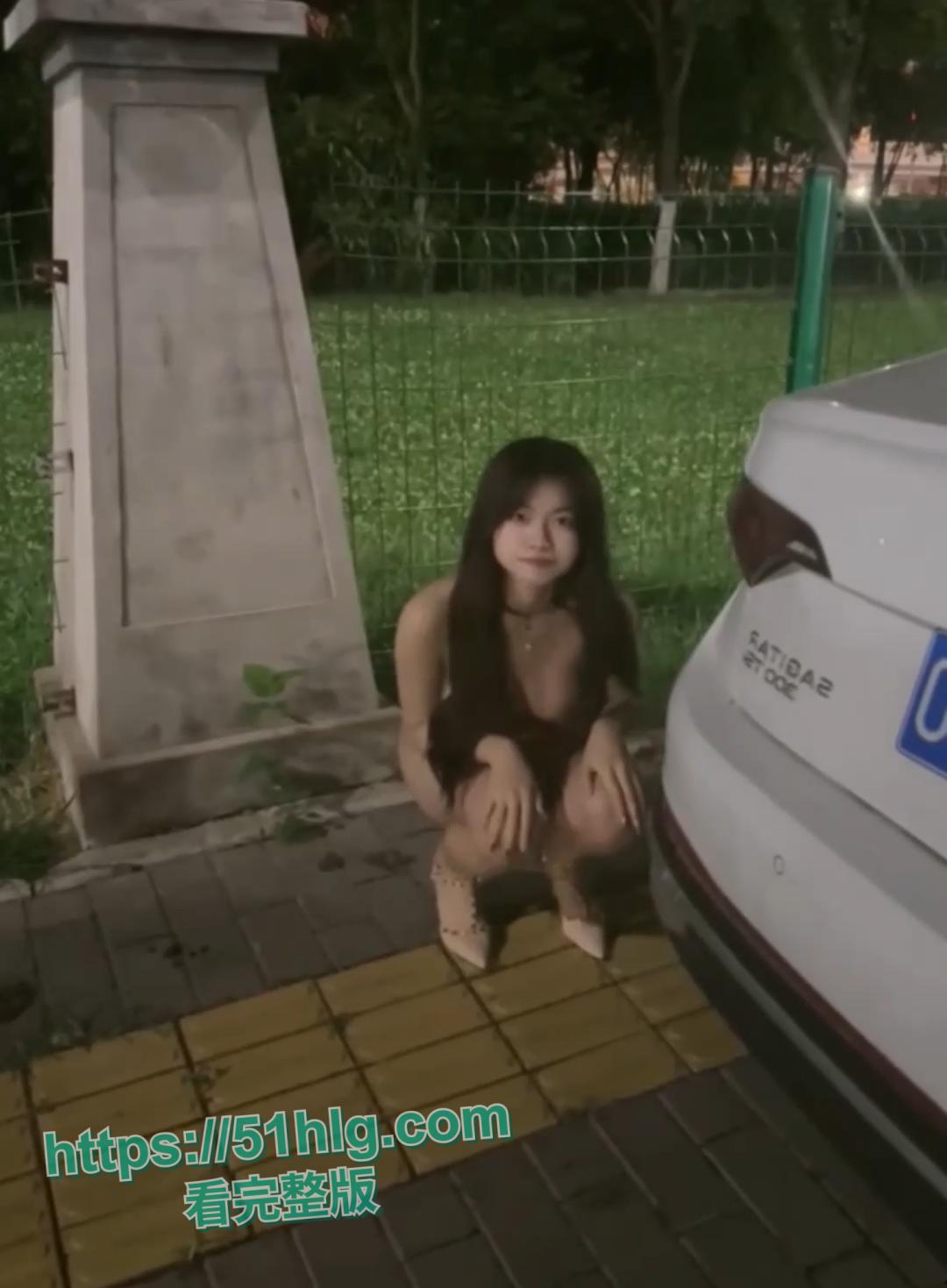 【陕西】美女【乐乐】全裸街头漫步！美乳、翘臀，无毛小穴，躲避路人的惊险刺激感，堪称视觉盛宴-11