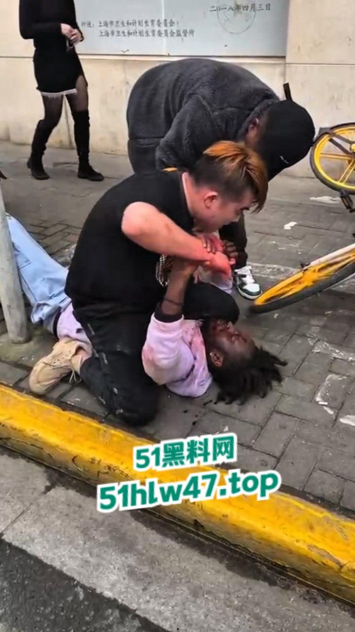 广州黑人被精神小伙爆揍，网友恶嘲这是汉人殖民者，在广坎达街头殴打土著，原来广州早已被黑人占领了啊！-3
