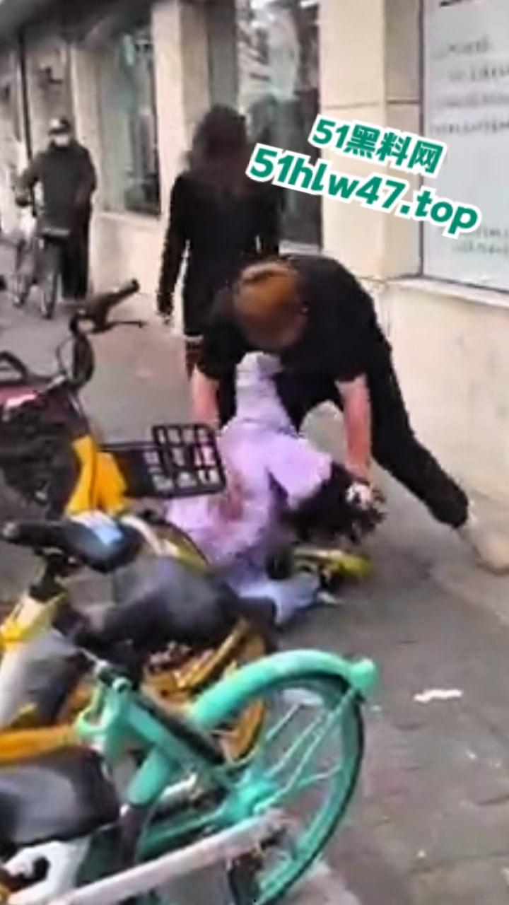 广州黑人被精神小伙爆揍，网友恶嘲这是汉人殖民者，在广坎达街头殴打土著，原来广州早已被黑人占领了啊！-6