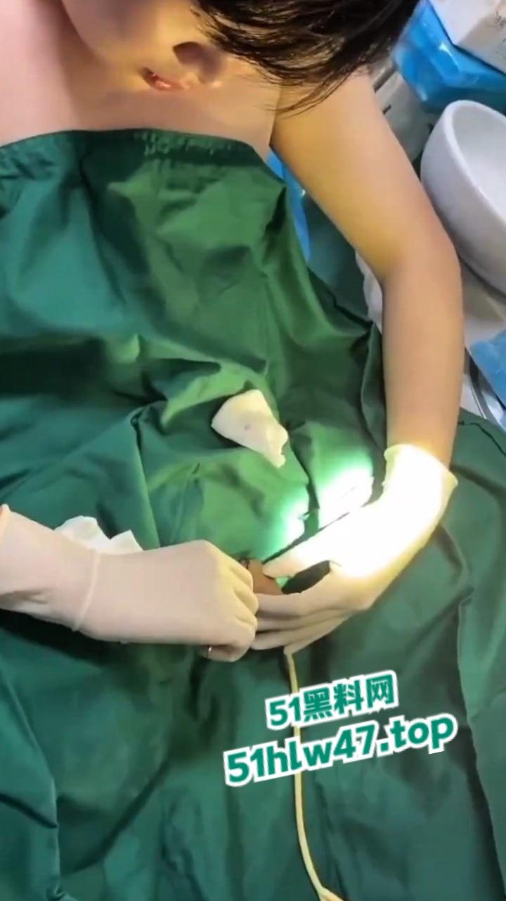 【血腥恐怖】00后小伙阉割鸡巴，自己动手割下来后口交，这特么是什么操作？-5