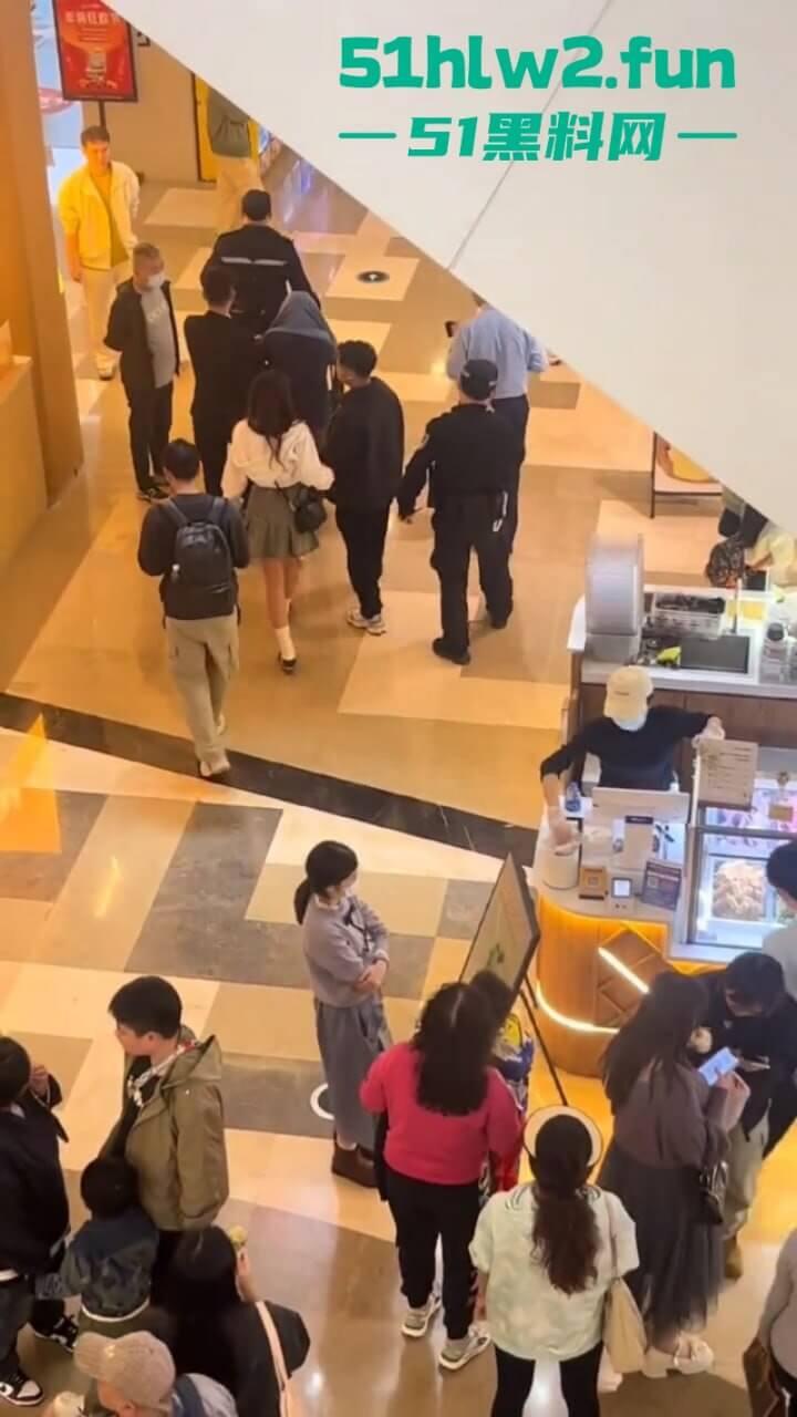 哪个抄底大神断更了?深圳皇庭广场小伙偷拍妹子裙底被其男友当场抓获,真是社死!-1