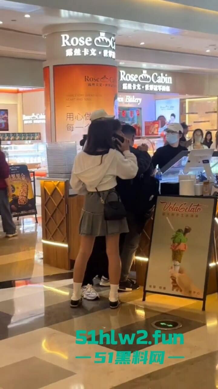 哪个抄底大神断更了?深圳皇庭广场小伙偷拍妹子裙底被其男友当场抓获,真是社死!-4