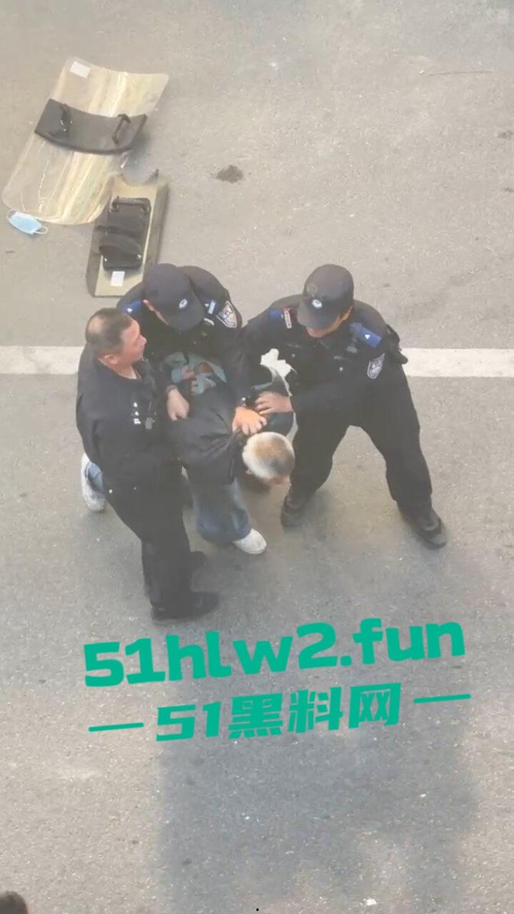 汕尾市海丰县持刀匪徒和帽子叔叔对峙被抓,王某抢劫犯此前有吸毒史逮捕现场视频曝光。-5