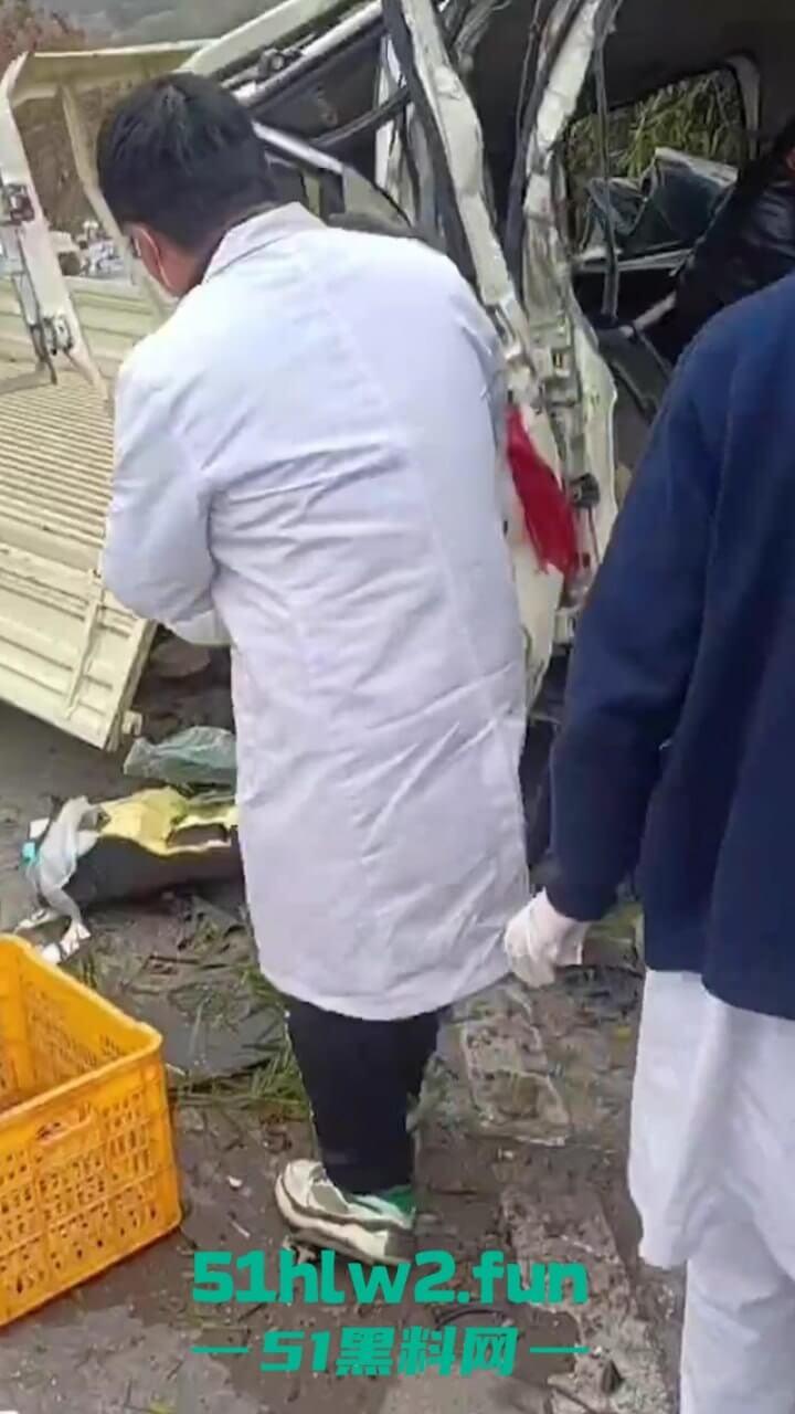 开车打盹儿险送命!湖南石门皂市水库一货车突然失控撞上山体,车头报废人差点归西 。-4