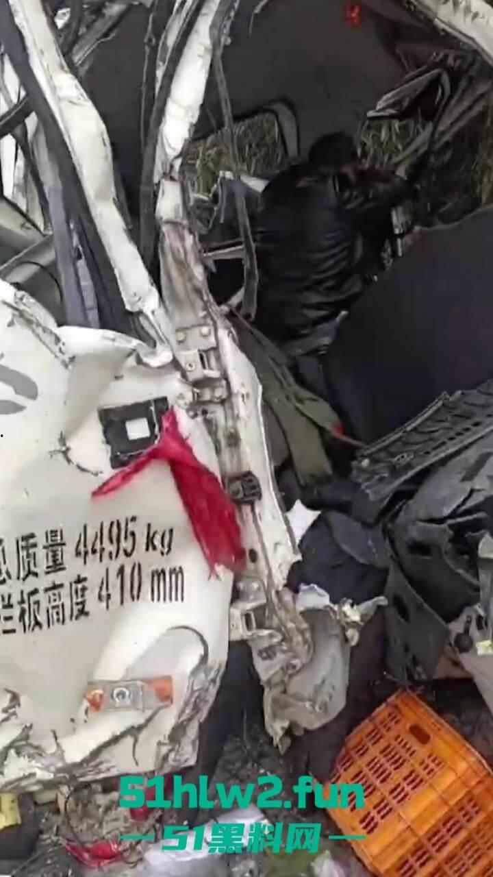 开车打盹儿险送命!湖南石门皂市水库一货车突然失控撞上山体,车头报废人差点归西 。-5
