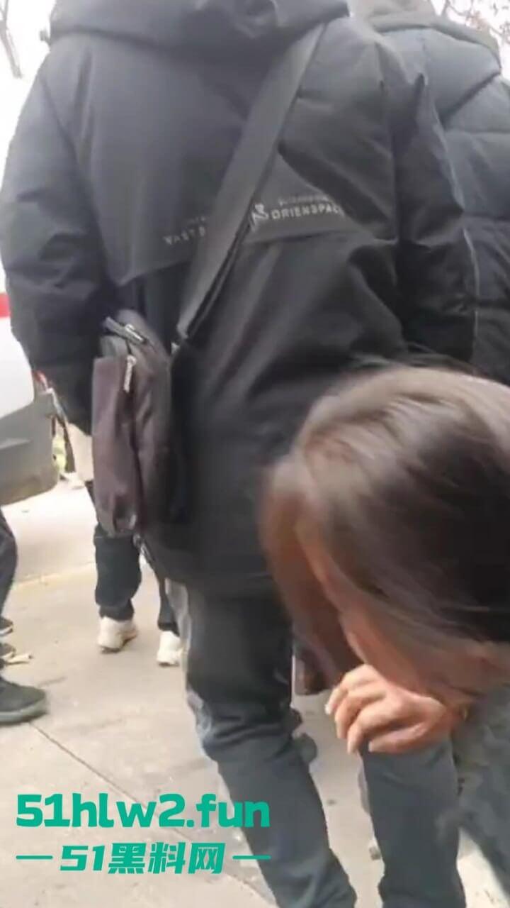 开车打盹儿险送命!湖南石门皂市水库一货车突然失控撞上山体,车头报废人差点归西 。-6