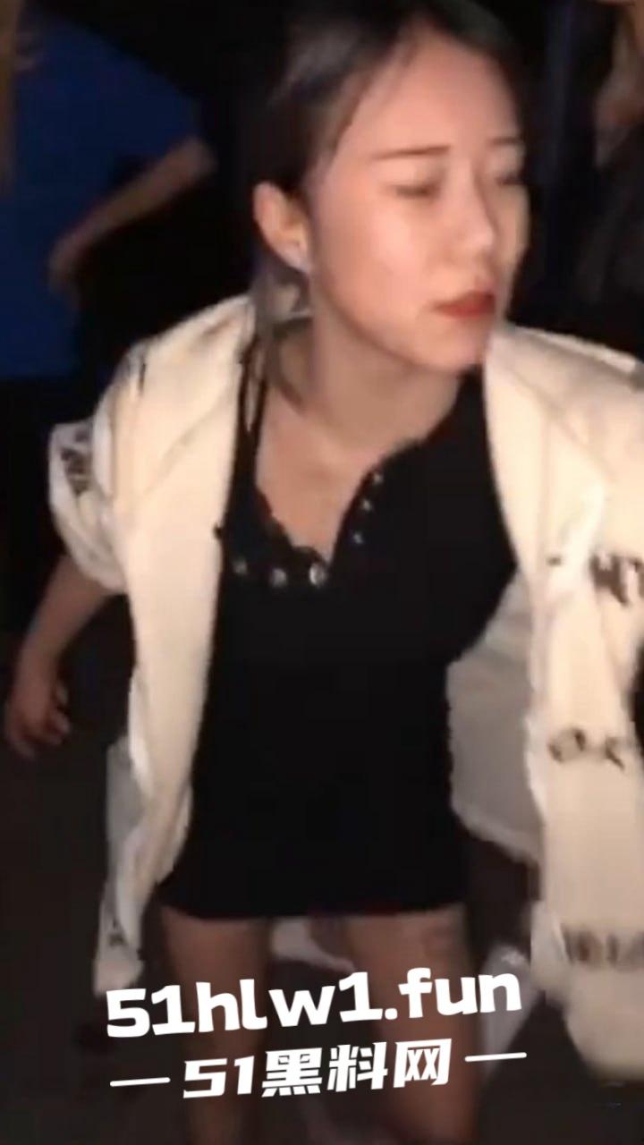 霸凌女的现世报!安徽铜陵精神小妹霸凌同班女生索要奶茶 被女生校外大姐头带人围殴 简直不要太爽!-2