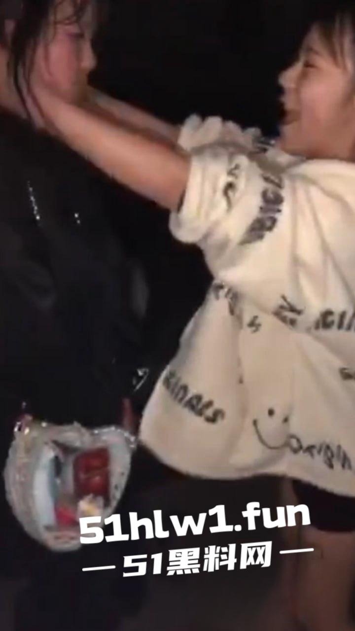 霸凌女的现世报!安徽铜陵精神小妹霸凌同班女生索要奶茶 被女生校外大姐头带人围殴 简直不要太爽!-5